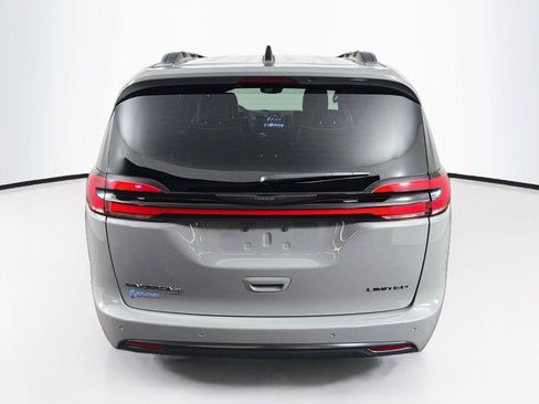 Used 2025 Chrysler Pacifica Limited FWD image 10