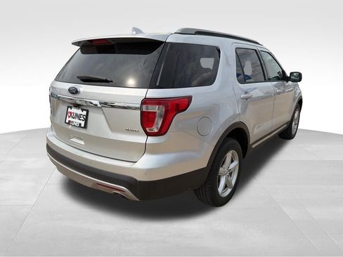 Used 2017 Ford Explorer XLT AWD/4WD image 10