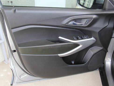Used 2024 Chevrolet Trax LS w/ LS Convenience Package FWD image 19