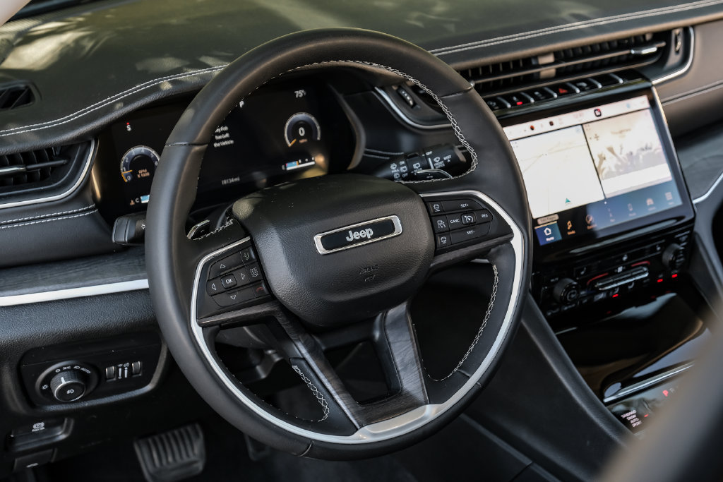 Used 2023 Jeep Grand Cherokee L Limited AWD/4WD image 4