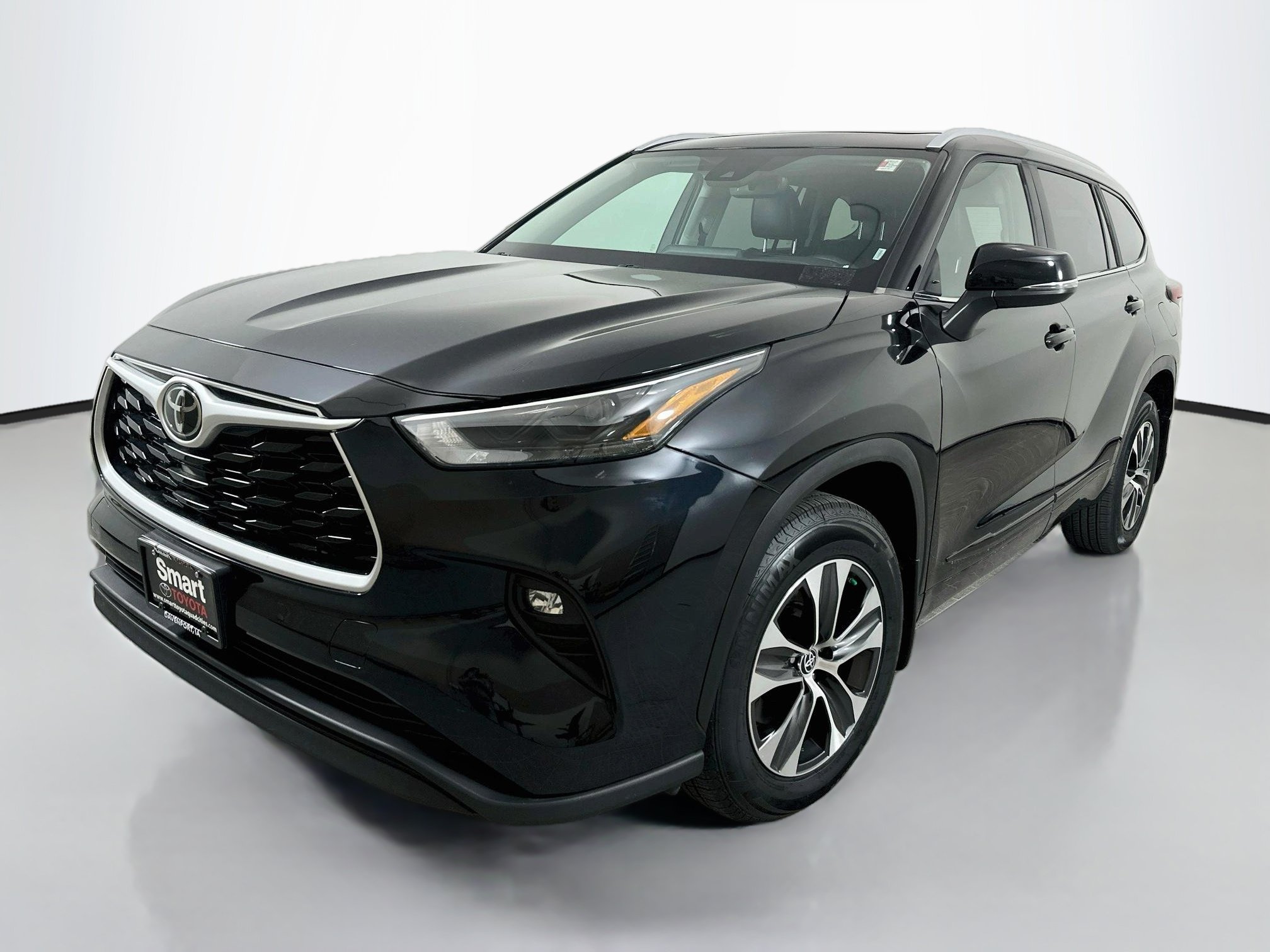 Used 2023 Toyota Highlander XLE AWD/4WD image 3