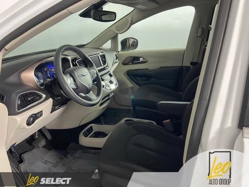 Used 2023 Chrysler Voyager LX FWD image 9