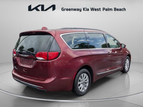 Used 2017 Chrysler Pacifica Touring-L image 8