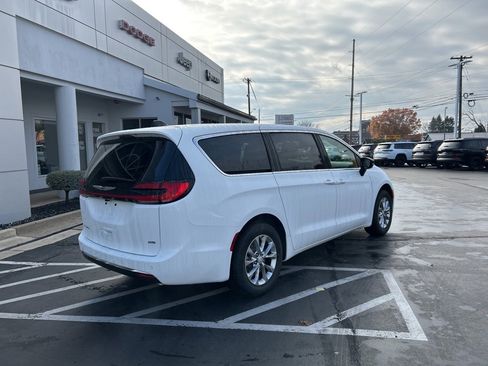 New 2026 Chrysler Pacifica Select AWD/4WD image 2