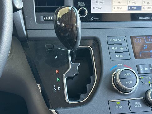 Used 2020 Toyota Sienna XLE w/ XLE Navigation Package FWD image 21