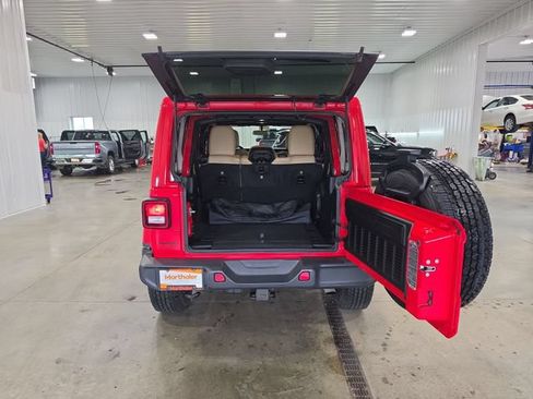 Used 2018 Jeep Wrangler Unlimited Sahara w/ Cold Weather Group AWD/4WD image 27