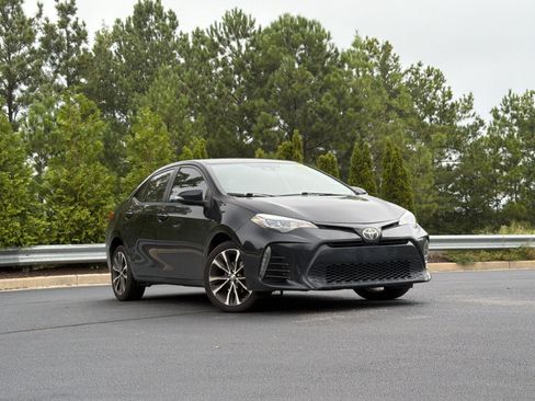 Used 2018 Toyota Corolla SE FWD image 2