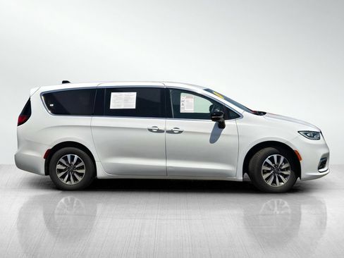 Used 2024 Chrysler Pacifica Limited FWD image 3