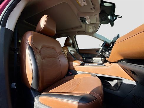 Used 2023 Nissan Pathfinder Platinum image 32