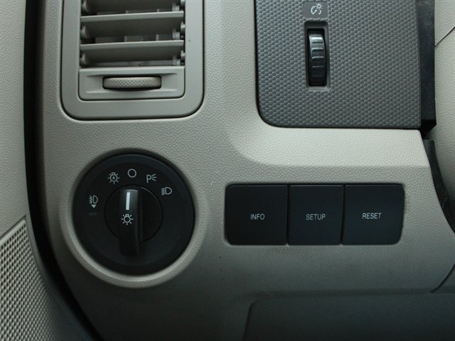 Used 2010 Ford Escape XLT AWD/4WD image 17