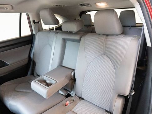 Used 2023 Toyota Highlander LE FWD image 19