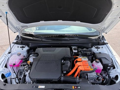 Used 2025 Hyundai Elantra Hybrid FWD image 9