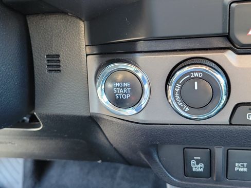 Used 2020 Toyota Tacoma TRD Off-Road w/ Technology Package AWD/4WD image 29