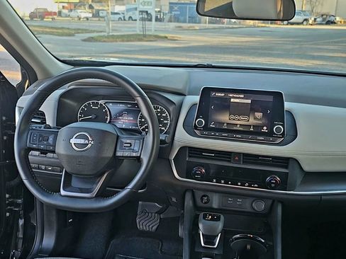 Used 2025 Nissan Rogue SV image 12