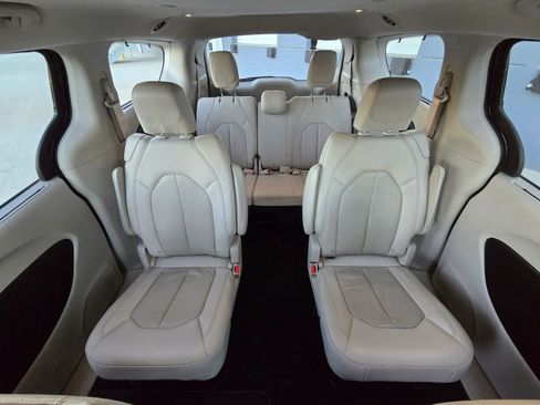 Used 2021 Chrysler Pacifica Touring-L w/ Premium & Safety Sphere Group image 22