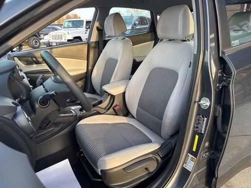 Used 2022 Hyundai Kona SE image 2