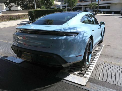 Used 2022 Porsche Taycan image 9