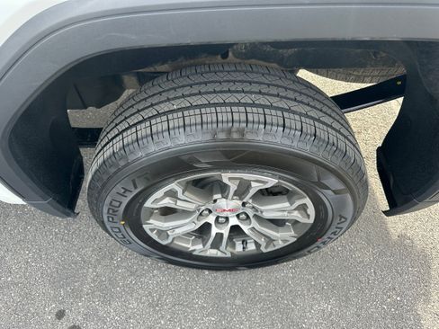 Used 2025 GMC Sierra 1500 SLT image 9