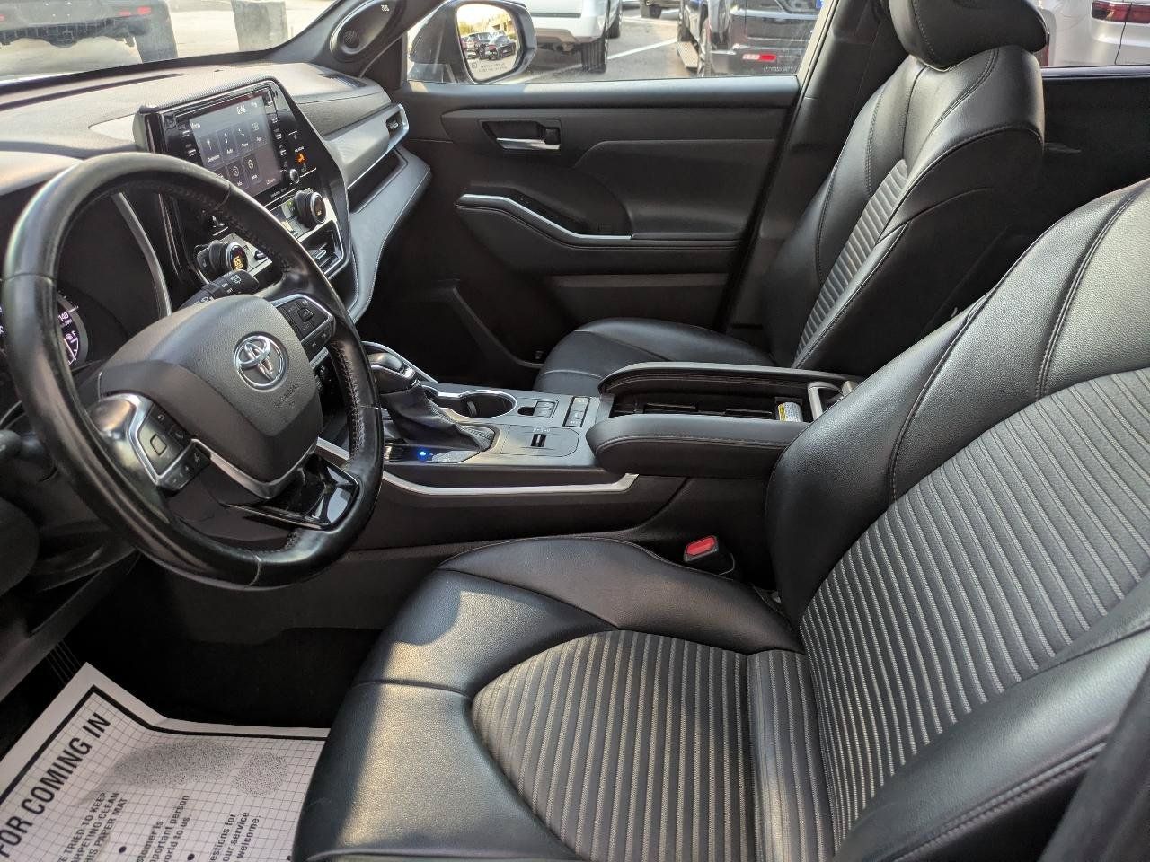 Used 2021 Toyota Highlander XSE FWD image 12
