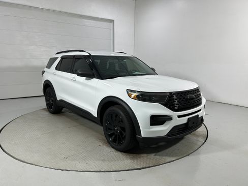 Used 2020 Ford Explorer XLT AWD/4WD image 2