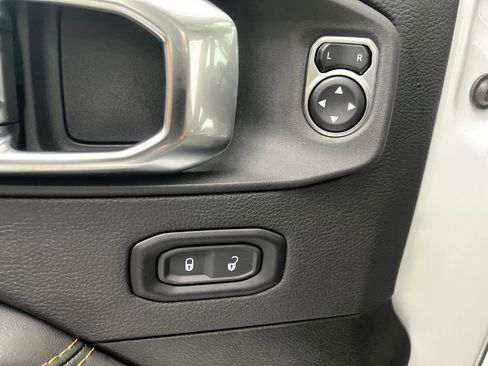 Used 2025 Jeep Wrangler Unlimited Sahara image 12