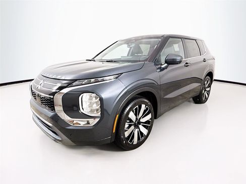 New 2025 Mitsubishi Outlander SE image 3