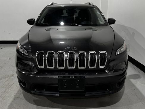 Used 2017 Jeep Cherokee Latitude w/ Cold Weather Group AWD/4WD image 10