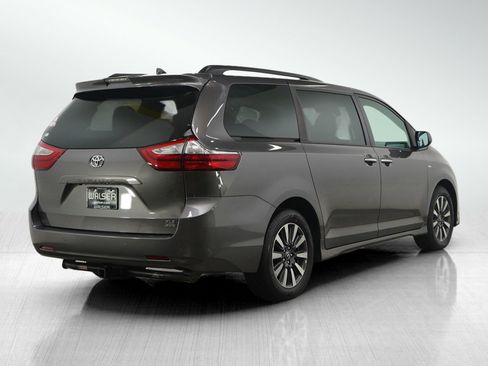 Used 2018 Toyota Sienna XLE image 5