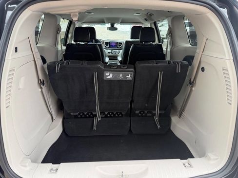 Used 2017 Chrysler Pacifica Touring-L image 13