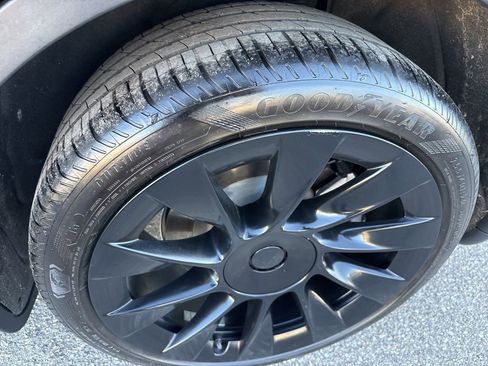 Used 2021 Tesla Model Y Long Range image 11