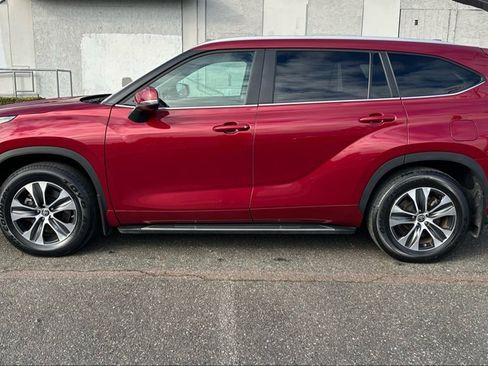 Certified 2024 Toyota Highlander XLE image 8