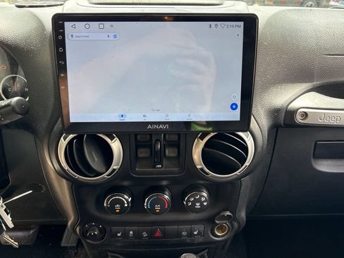 Used 2016 Jeep Wrangler Unlimited Sahara w/ Connectivity Group AWD/4WD image 24