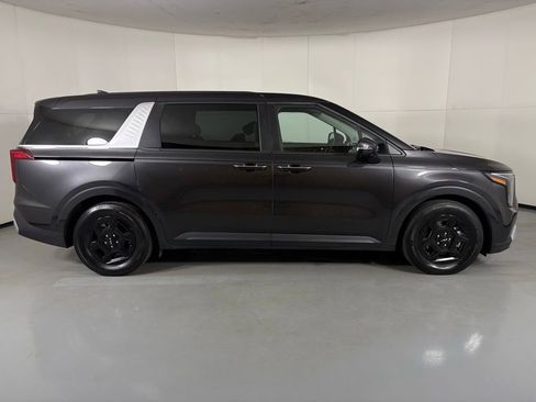 Used 2025 Kia Carnival image 9