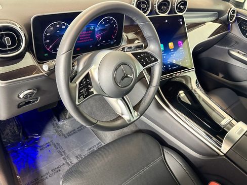 Used 2025 Mercedes-Benz GLC 300 image 9