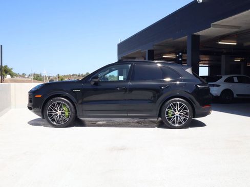 Certified 2025 Porsche Cayenne E-Hybrid AWD/4WD image 2