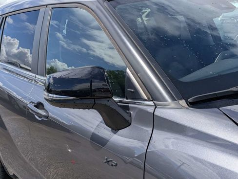 Used 2023 Toyota Highlander XLE FWD image 11