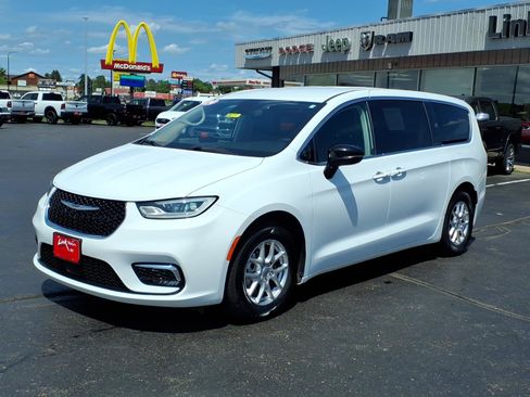Used 2024 Chrysler Pacifica Touring-L FWD image 8