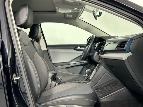 Used 2022 Volkswagen Taos SE w/ Panoramic Sunroof Package FWD image 10