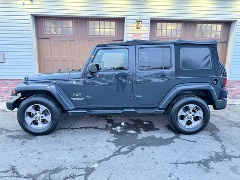 Used 2017 Jeep Wrangler Unlimited Sahara w/ Connectivity Group AWD/4WD image 6