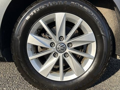 Used 2015 Volkswagen Golf S image 25