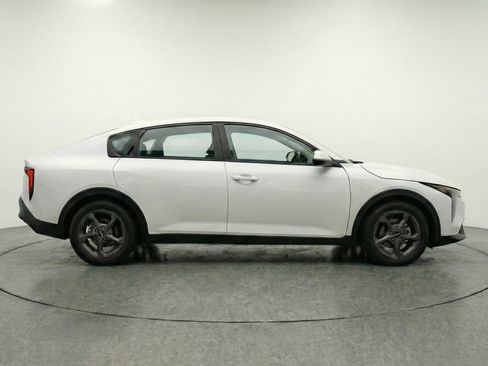 Used 2025 Kia K4 LXS image 11