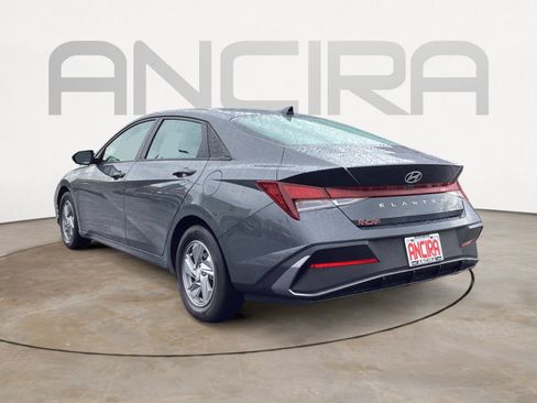 Used 2024 Hyundai Elantra SE FWD image 11