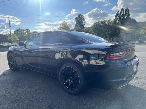 Used 2019 Dodge Charger SXT RWD image 4