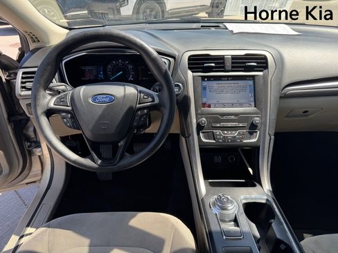 Used 2019 Ford Fusion SE FWD image 15