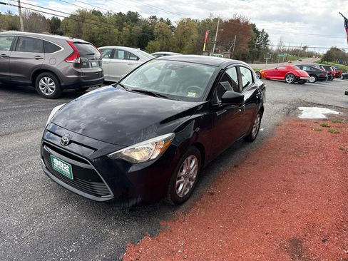 Used 2017 Toyota Yaris iA FWD image 4