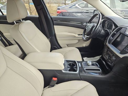 Used 2022 Chrysler 300 Touring L w/ Comfort Group image 8