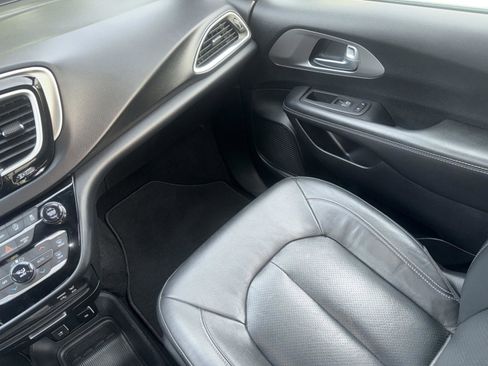 Used 2020 Chrysler Pacifica Touring-L image 12