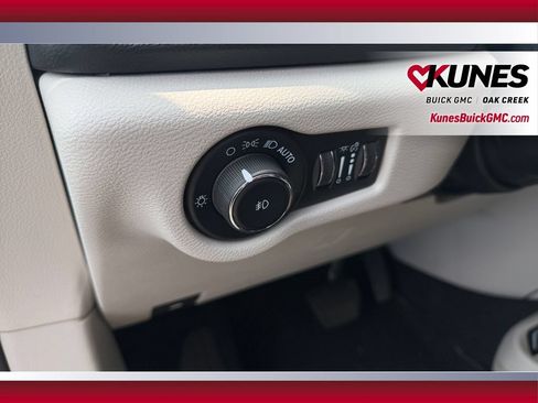 Used 2023 Chrysler Pacifica Touring-L FWD image 19