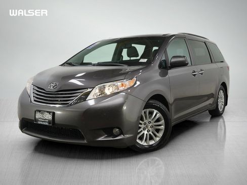Used 2015 Toyota Sienna XLE image 1