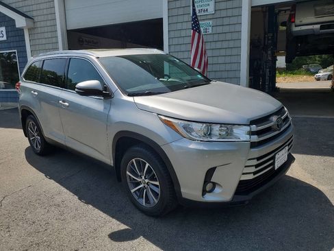 Used 2019 Toyota Highlander XLE AWD/4WD image 2
